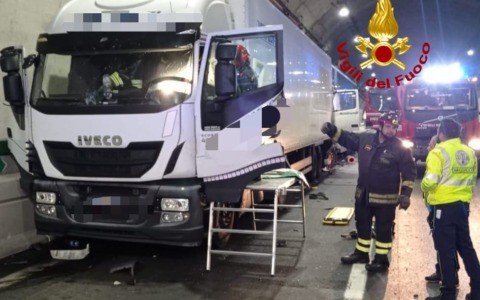 Incidente in galleria, vigili del fuoco in azione