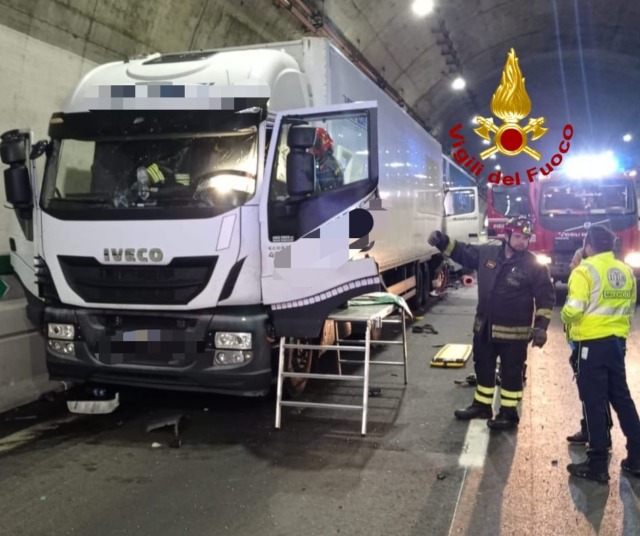 Incidente in galleria, vigili del fuoco in azione